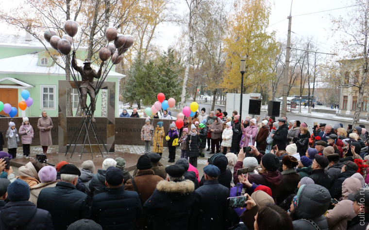 Памятник народному художнику России   Владимиру Корбакову открыли в Вологде.